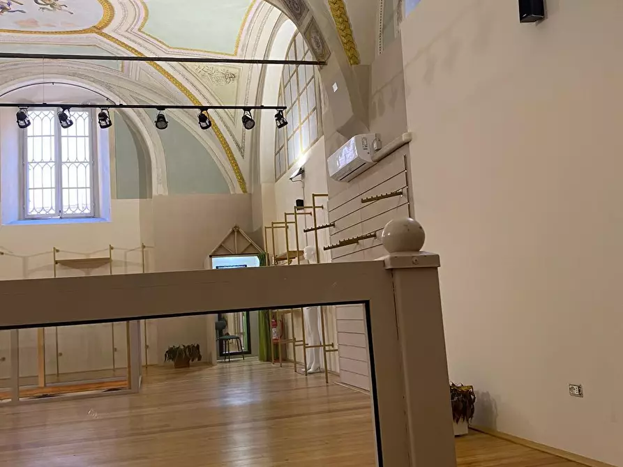 Immagine 11 di Locale commerciale in affitto  a Lucca