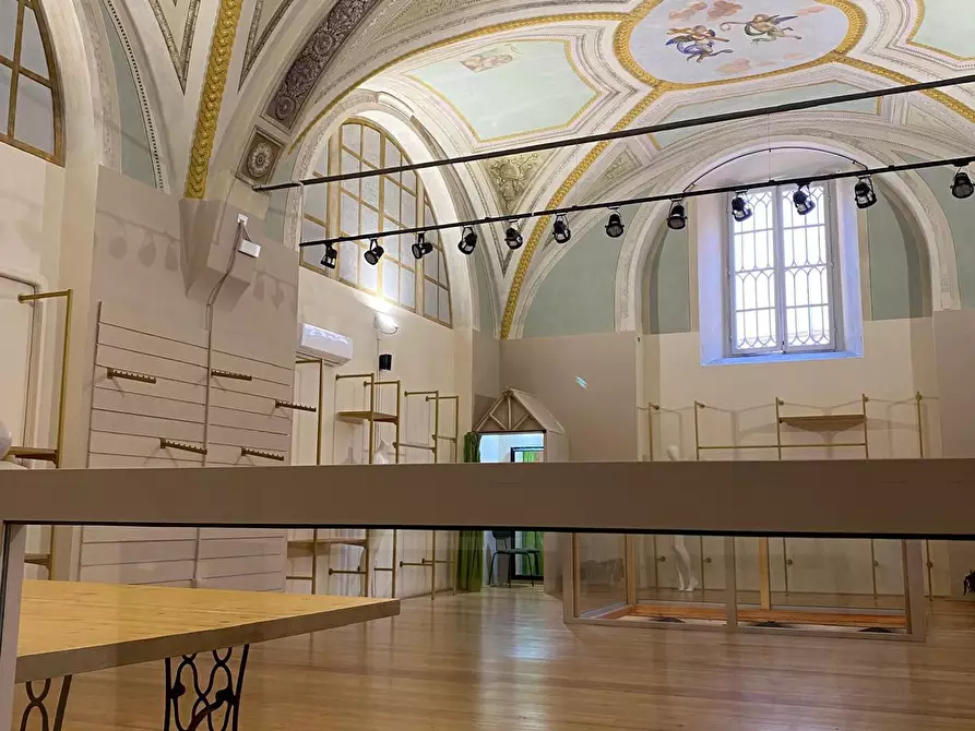 Immagine 12 di Locale commerciale in affitto  a Lucca