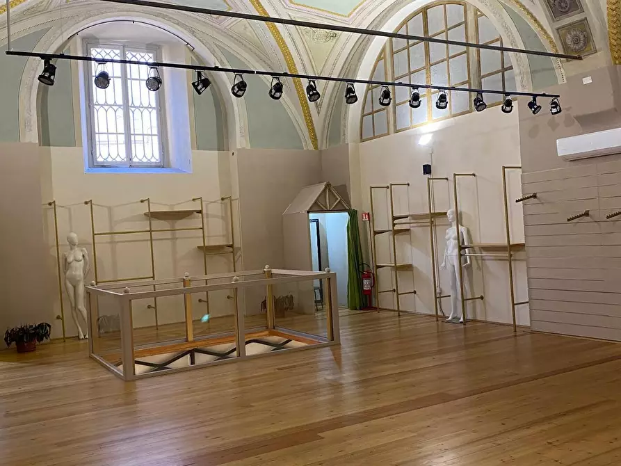 Immagine 10 di Locale commerciale in affitto  a Lucca