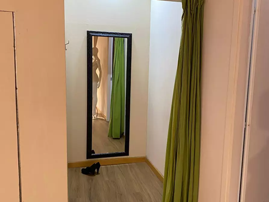 Immagine 6 di Locale commerciale in affitto  a Lucca