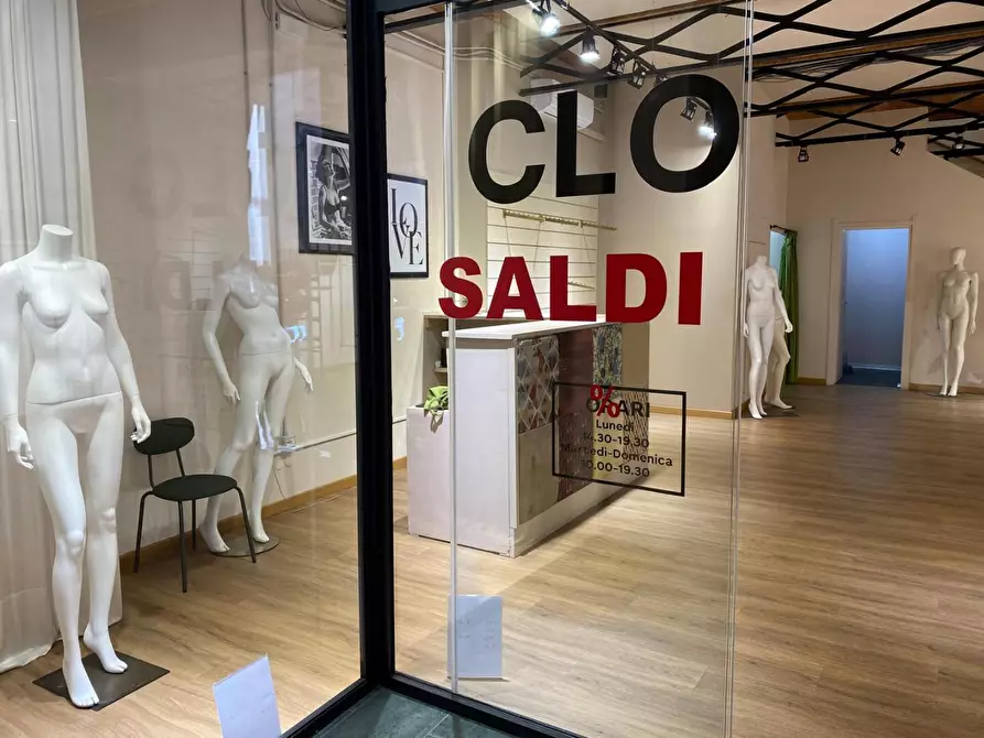 Immagine 5 di Locale commerciale in affitto  a Lucca