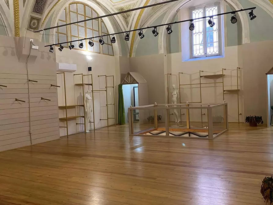 Immagine 9 di Locale commerciale in affitto  a Lucca