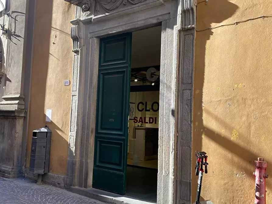 Immagine 3 di Locale commerciale in affitto  a Lucca