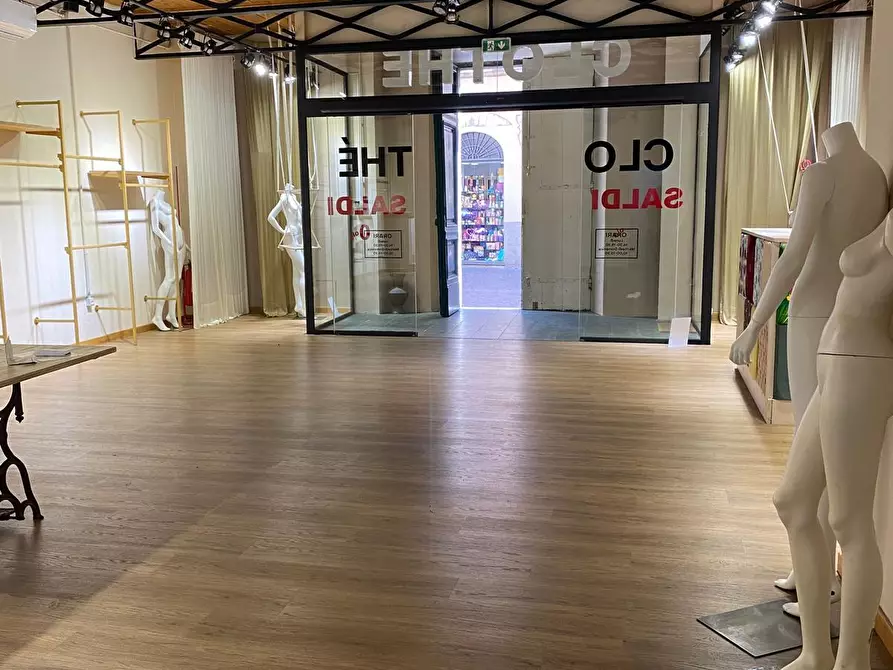 Immagine 7 di Locale commerciale in affitto  a Lucca