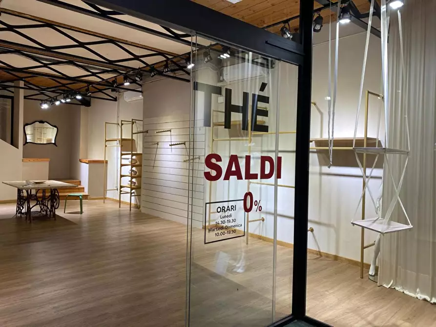 Immagine 4 di Locale commerciale in affitto  a Lucca