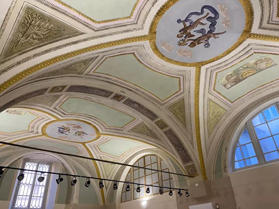 Immagine 1 di Locale commerciale in affitto  a Lucca