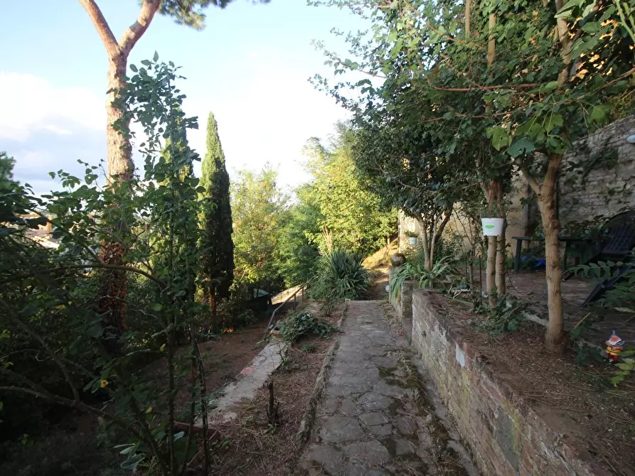 Immagine 13 di Appartamento in vendita  a Siena