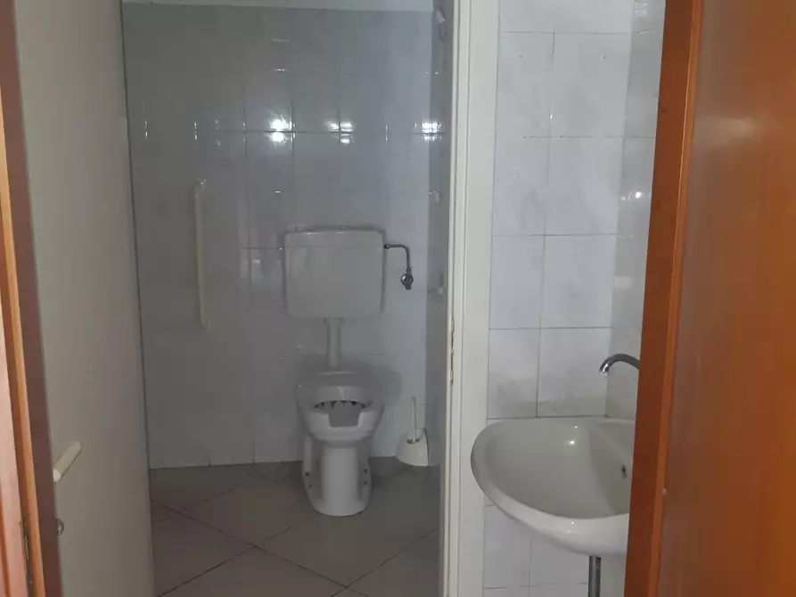 Immagine 6 di Locale commerciale in affitto  a San Giuliano Terme