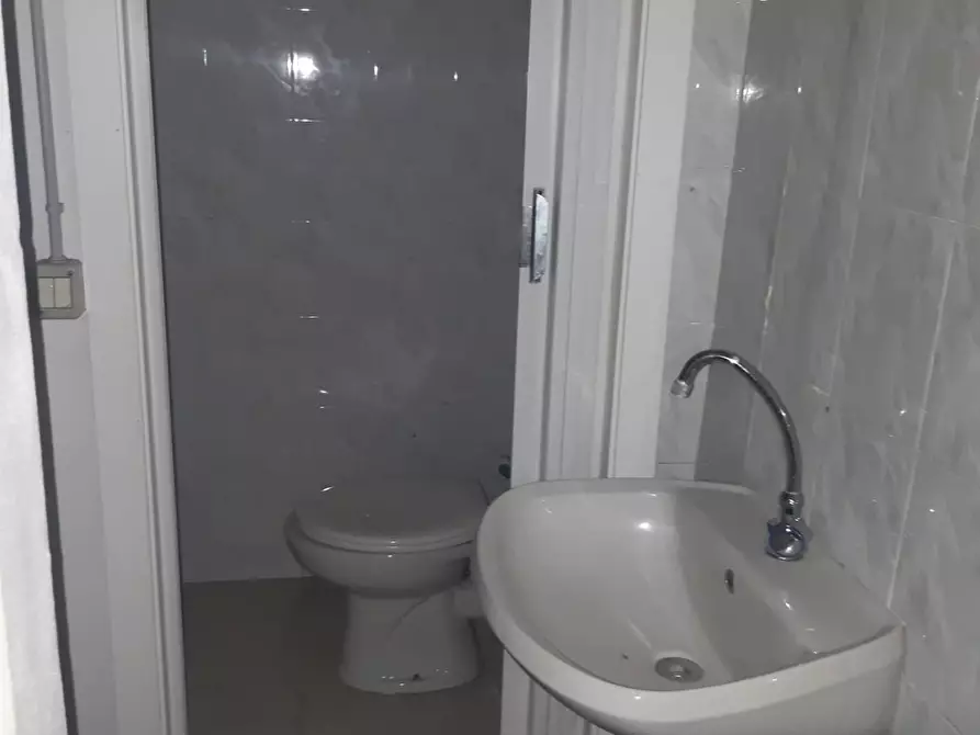 Immagine 7 di Locale commerciale in affitto  a San Giuliano Terme