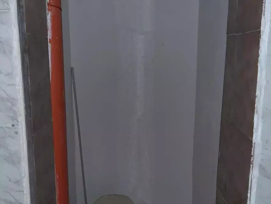 Immagine 6 di Magazzino in vendita  a Livorno