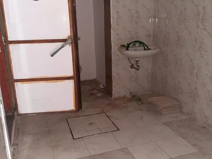 Immagine 4 di Magazzino in vendita  a Livorno