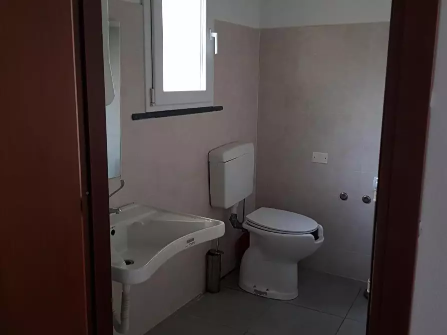 Immagine 4 di Locale commerciale in affitto  a San Giuliano Terme