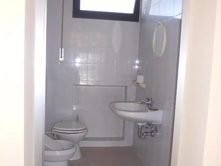 Immagine 4 di Locale commerciale in affitto  a San Giuliano Terme