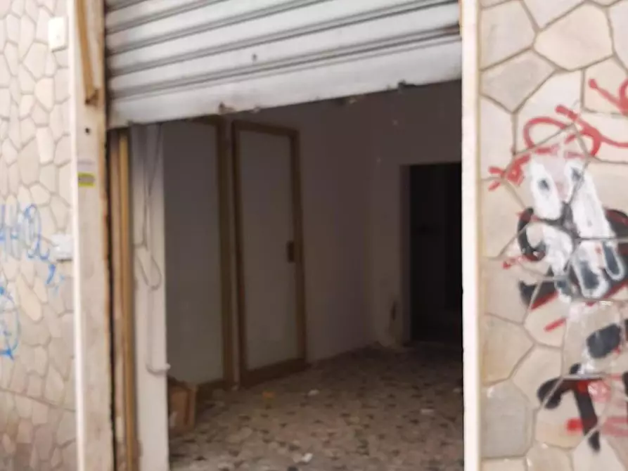 Immagine 1 di Magazzino in vendita  a Livorno