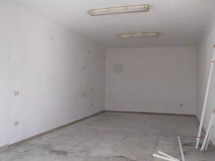 Immagine 3 di Locale commerciale in affitto  a San Giuliano Terme