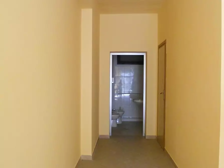 Immagine 2 di Locale commerciale in affitto  a San Giuliano Terme