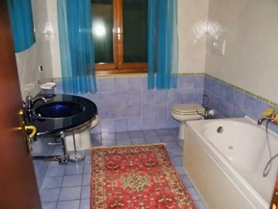 Immagine 27 di Villa in vendita  a Massa