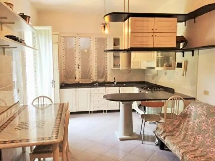 Immagine 7 di Villa in vendita  a Massa