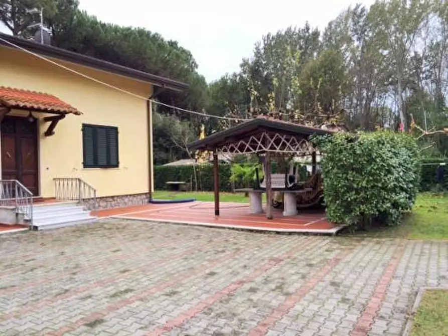 Immagine 4 di Villa in vendita  a Massa