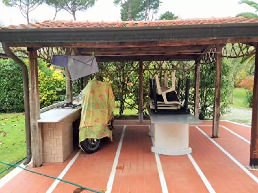 Immagine 5 di Villa in vendita  a Massa