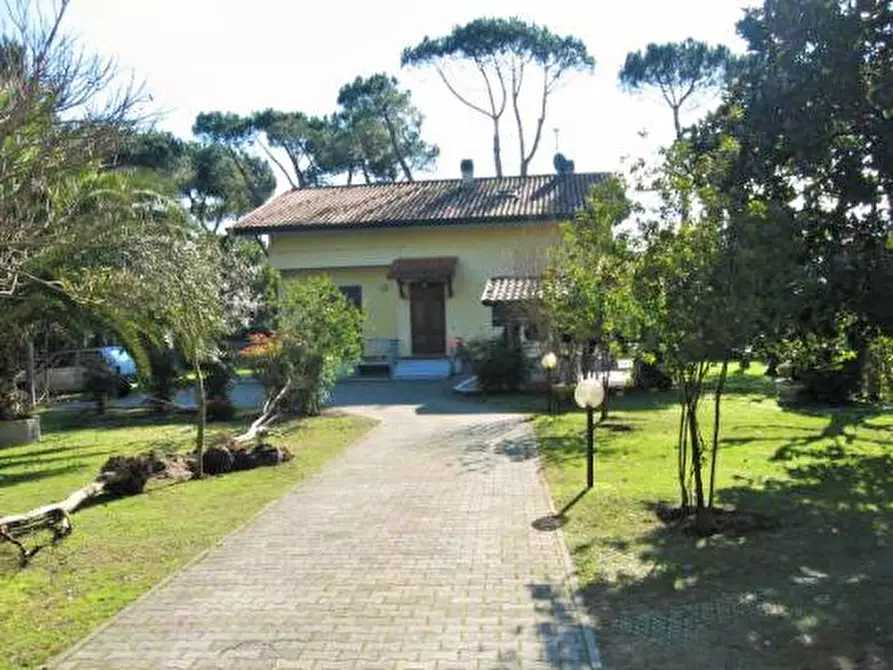 Immagine 6 di Villa in vendita  a Massa