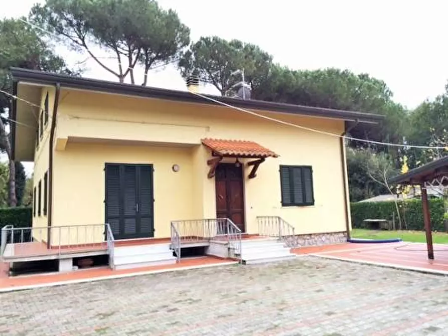 Immagine 3 di Villa in vendita  a Massa