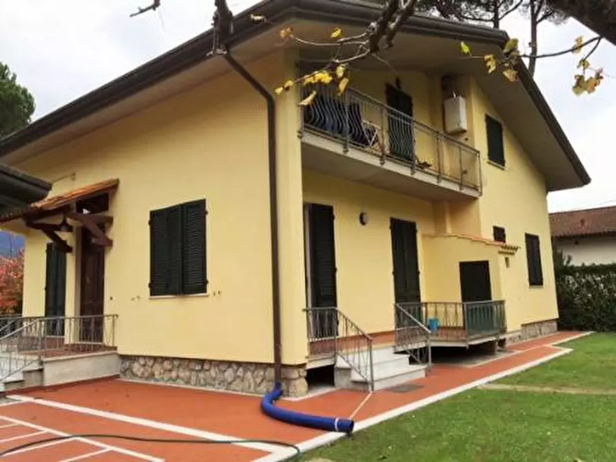 Immagine 1 di Villa in vendita  a Massa