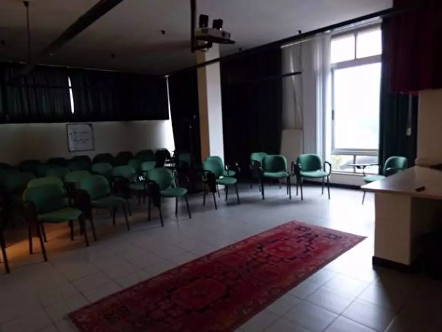 Immagine 8 di Ufficio in affitto  a Lucca