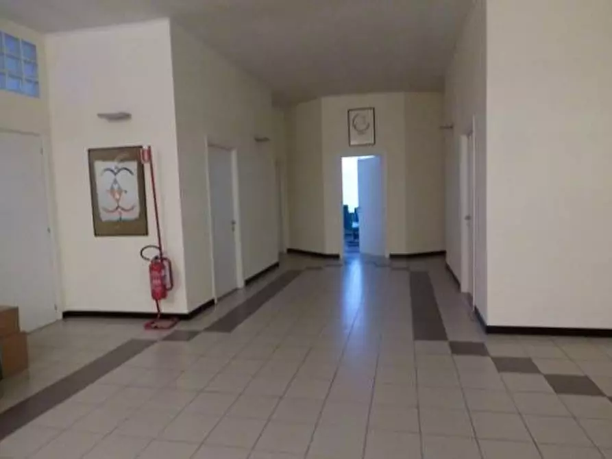 Immagine 9 di Ufficio in affitto  a Lucca