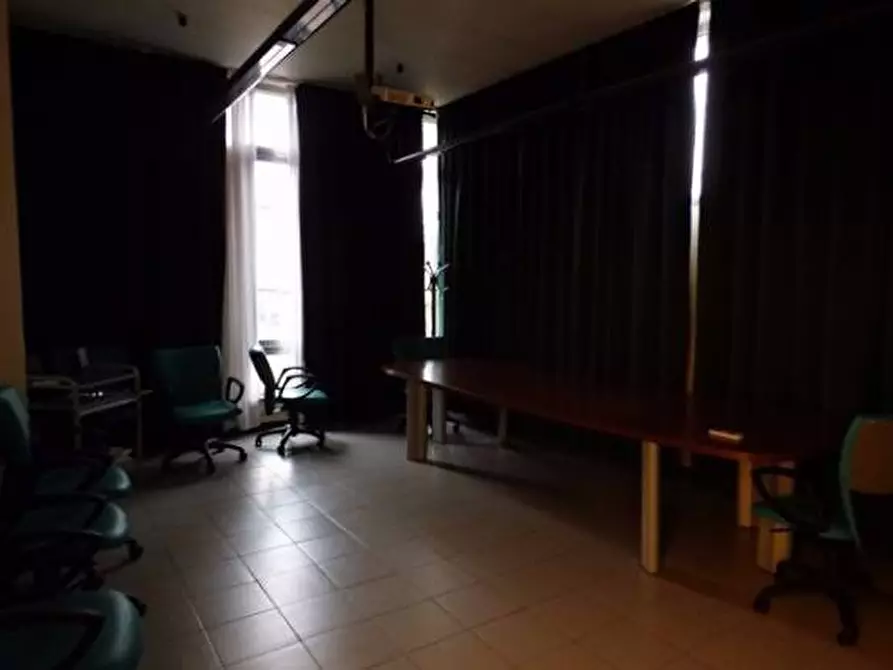 Immagine 5 di Ufficio in affitto  a Lucca