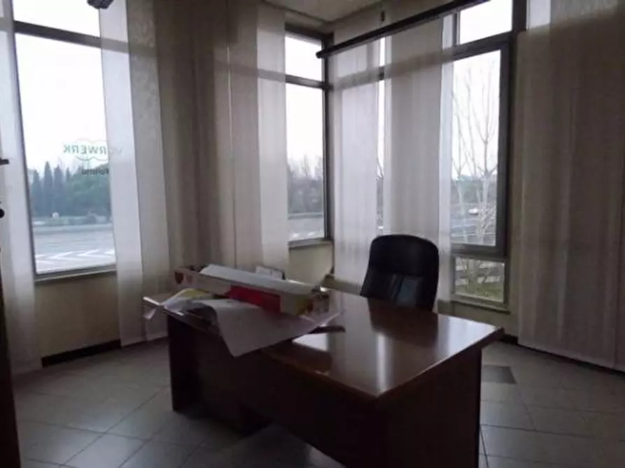 Immagine 12 di Ufficio in affitto  a Lucca