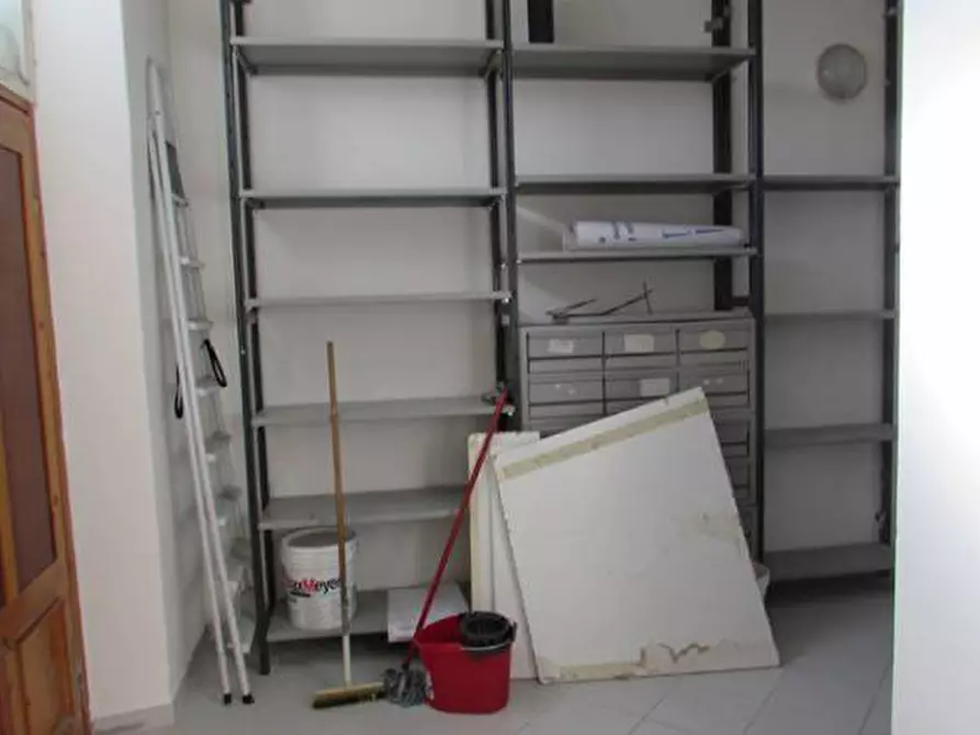 Immagine 3 di Negozio in affitto  a Lucca