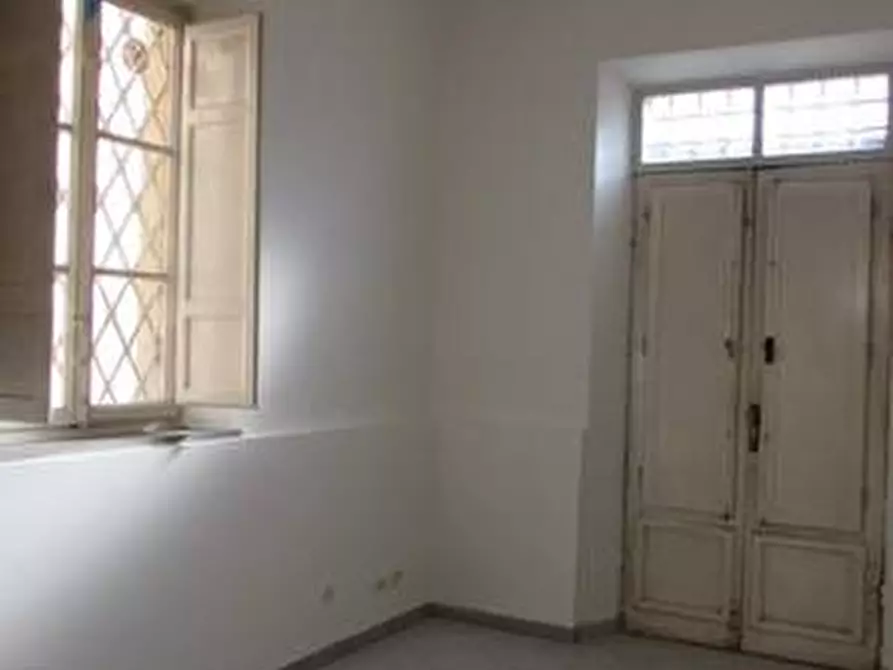 Immagine 5 di Negozio in affitto  a Lucca