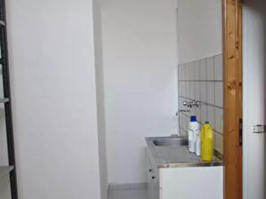 Immagine 7 di Negozio in affitto  a Lucca