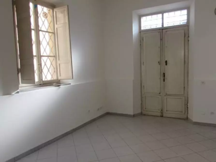 Immagine 2 di Negozio in affitto  a Lucca