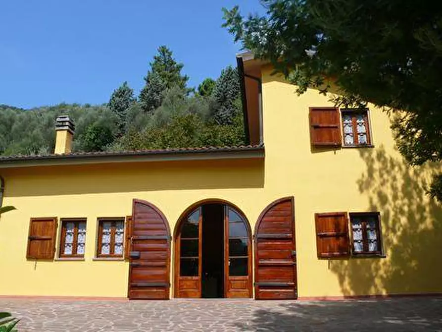 Immagine 2 di Villa in vendita  a Lucca