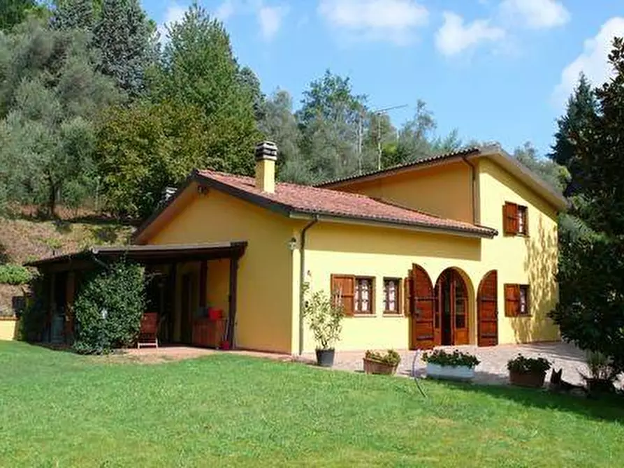 Immagine 5 di Villa in vendita  a Lucca