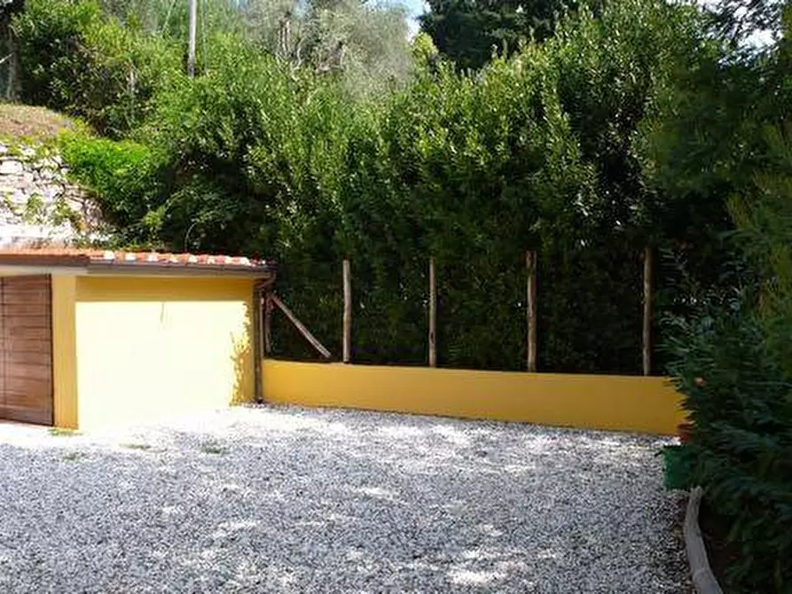 Immagine 4 di Villa in vendita  a Lucca