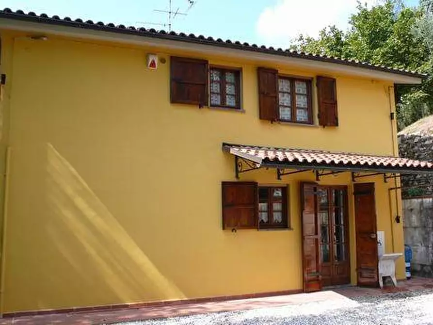 Immagine 3 di Villa in vendita  a Lucca