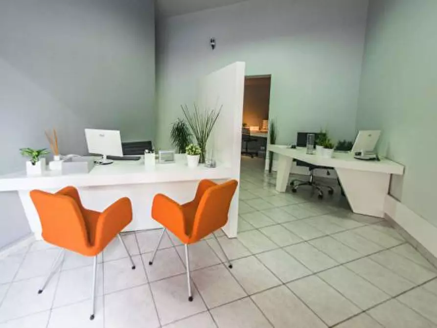 Immagine 1 di Locale commerciale in affitto  a Pisa