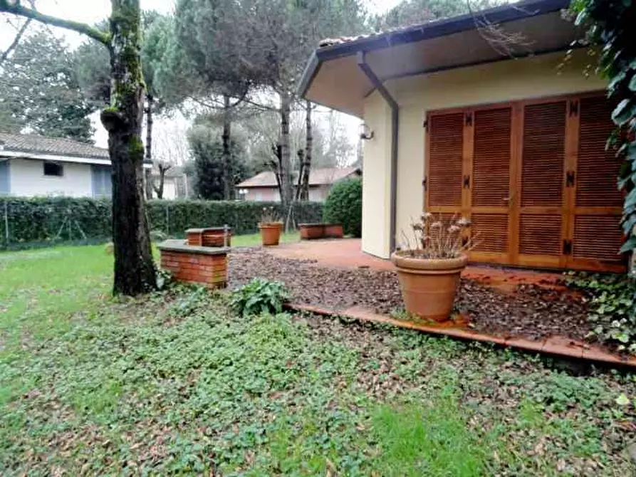 Immagine 1 di Villa in vendita  a Massa