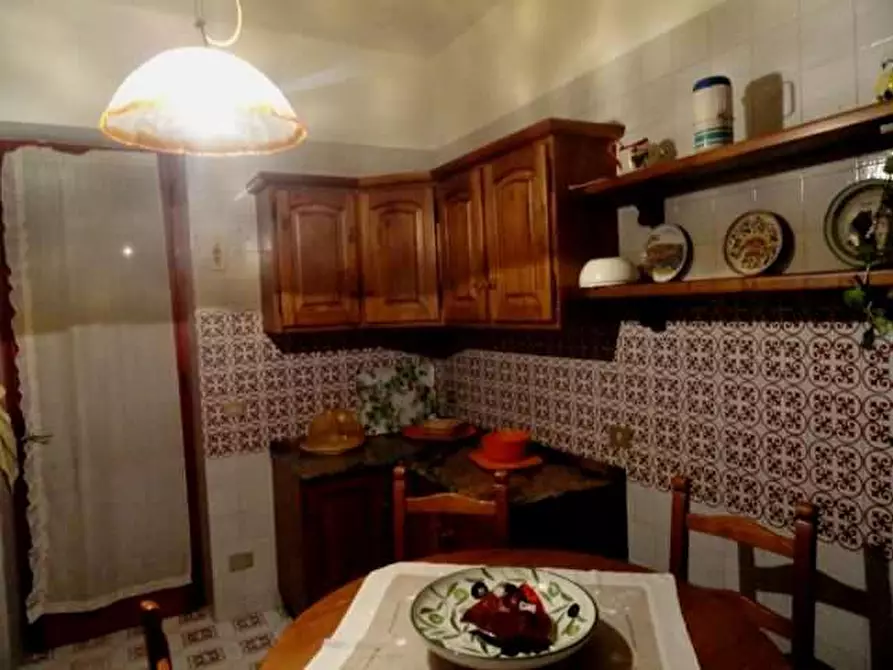 Immagine 7 di Villa in vendita  a Massa