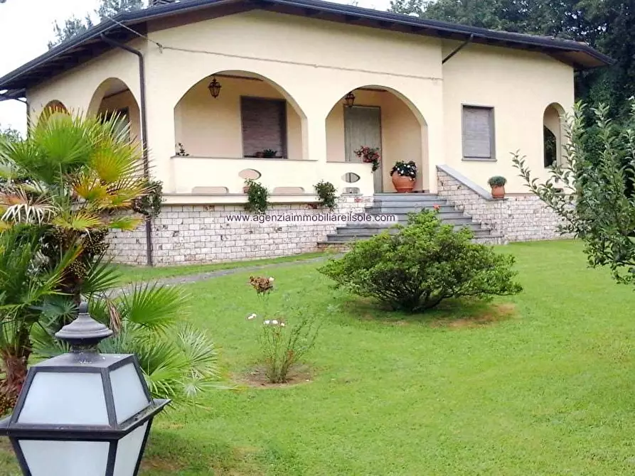 Immagine 2 di Appartamento in vendita  a Montignoso