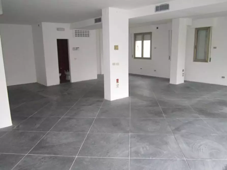 Immagine 4 di Negozio in vendita  a Pisa