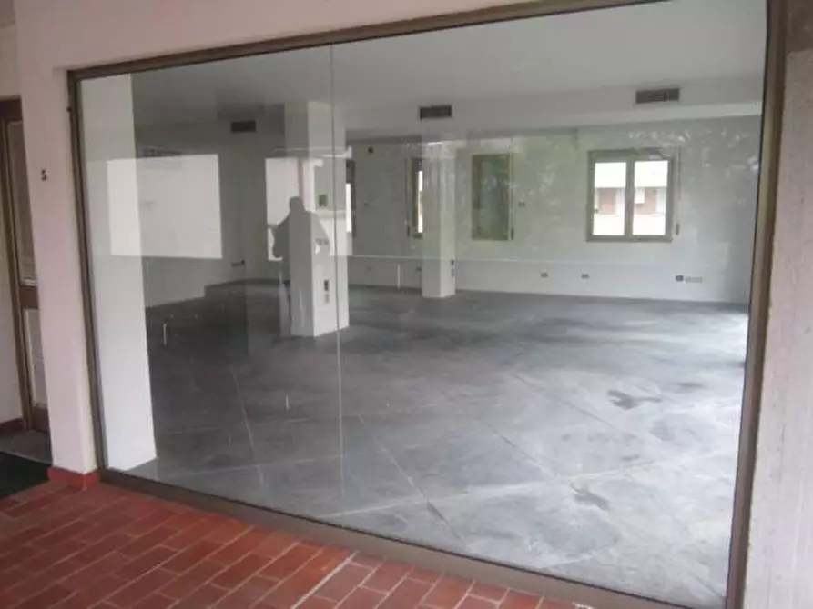 Immagine 2 di Negozio in vendita  a Pisa