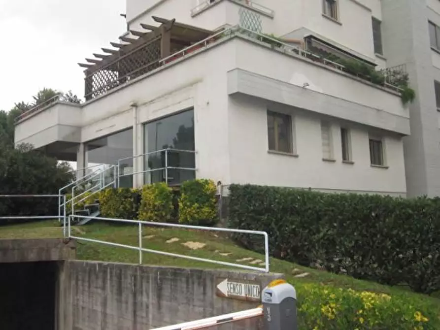 Immagine 6 di Negozio in vendita  a Pisa