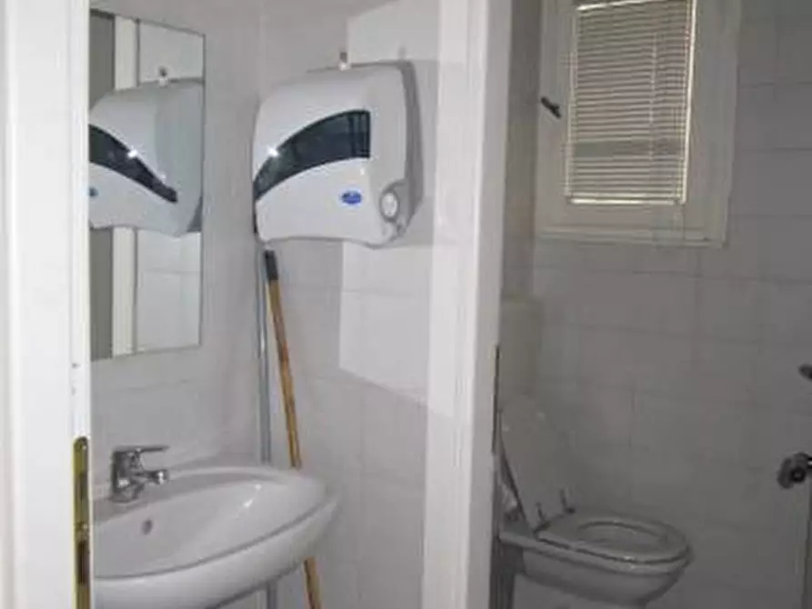 Immagine 9 di Ufficio in affitto  a Pisa