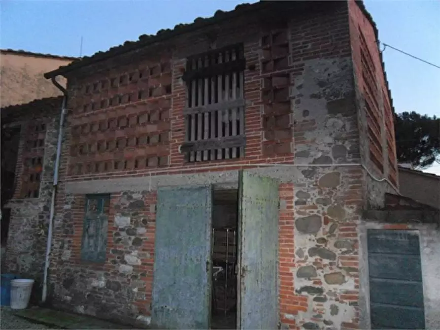 Immagine 2 di Rustico / casale in vendita  a Capannori