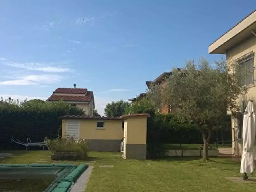 Immagine 1 di Villa in vendita  a Cascina