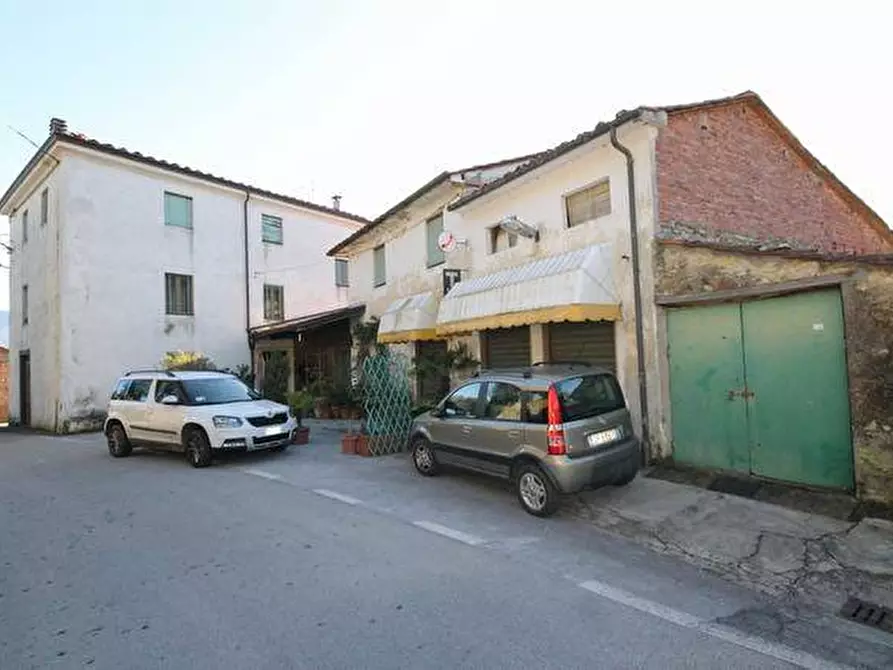 Immagine 3 di Palazzo in vendita  a Lucca